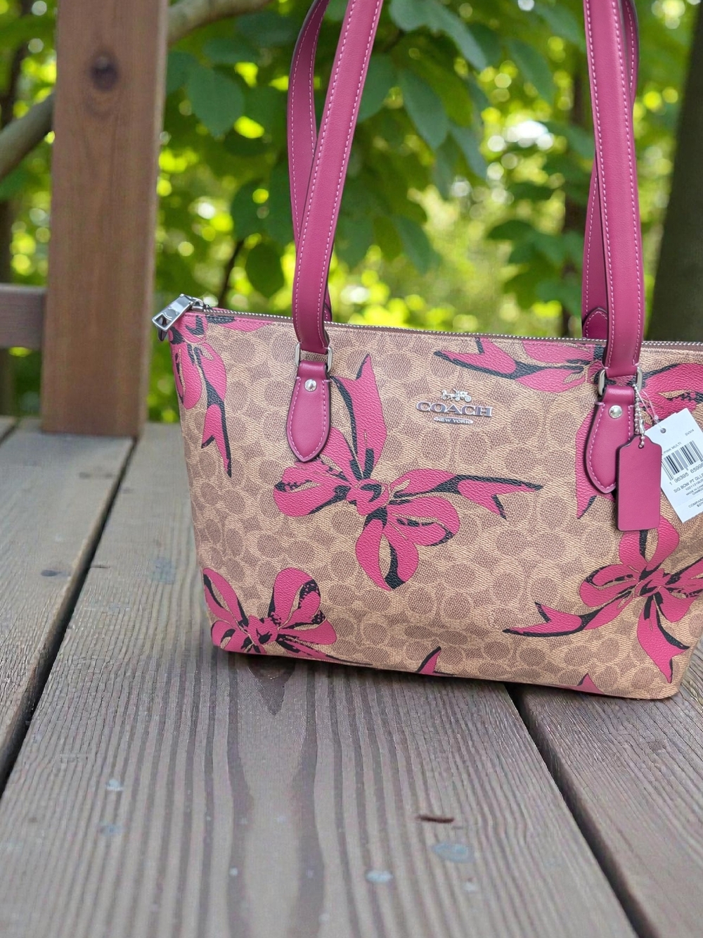Coach Gallery Tote in Signature Canvas with Bow Print (NWT)